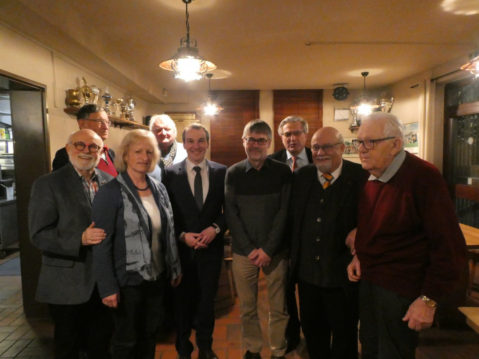 Im Bild von links nach rechts: Manfred Pfeiffer, Prof. Dr. Heinz Riesenhuber, Gunhild Dörholt, Hans-Peter Burg-graf, Martin-Benedikt Schäfer, Dr. Rainer Kowalkowski, Norbert Dörholt, Heinz Alexander und Paul Schmidt. Im Bild von links nach rechts: Manfred Pfeiffer, Prof. Dr. Heinz Riesenhuber, Gunhild Dörholt, Hans-Peter Burg-graf, Martin-Benedikt Schäfer, Dr. Rainer Kowalkowski, Norbert Dörholt, Heinz Alexander und Paul Schmidt.