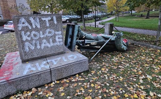 Das umgest�rzte Bismarck-Denkmal in der Br�ningstra�e